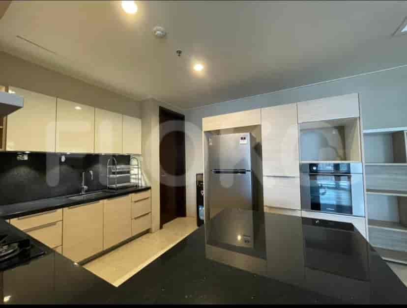 Dapur modern dengan peralatan baja tahan karat.