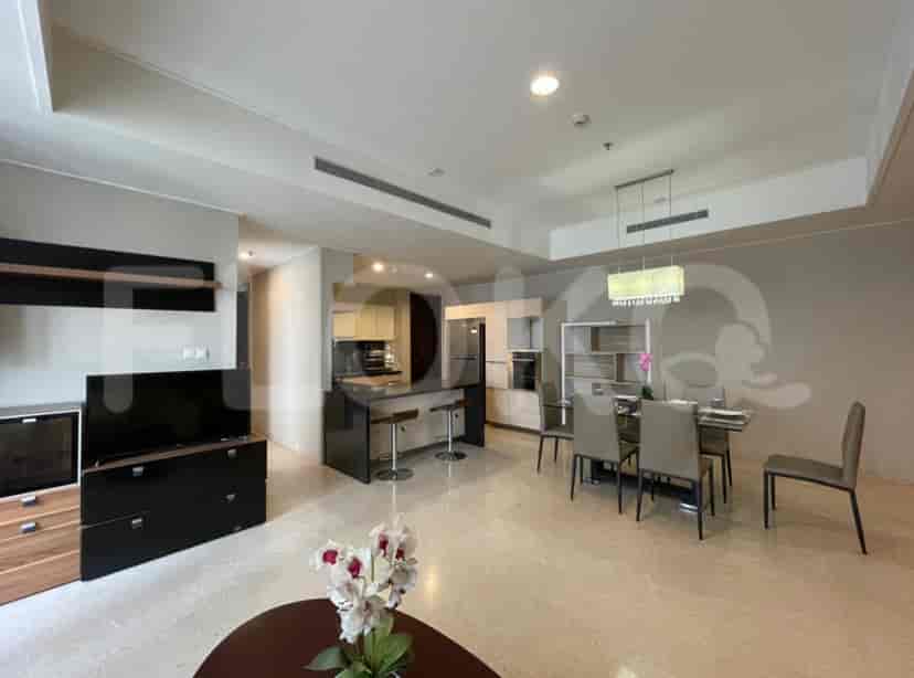 Area ruang tamu dan dapur konsep terbuka dengan meja sarapan.
