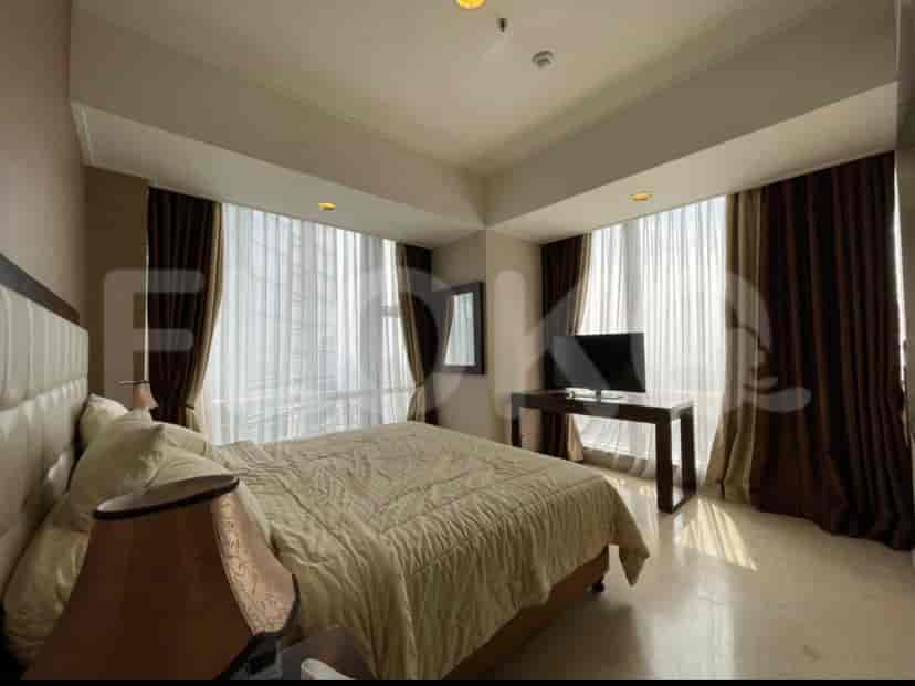 Kamar tidur dengan tempat tidur berukuran king, jendela besar, dan area rias.