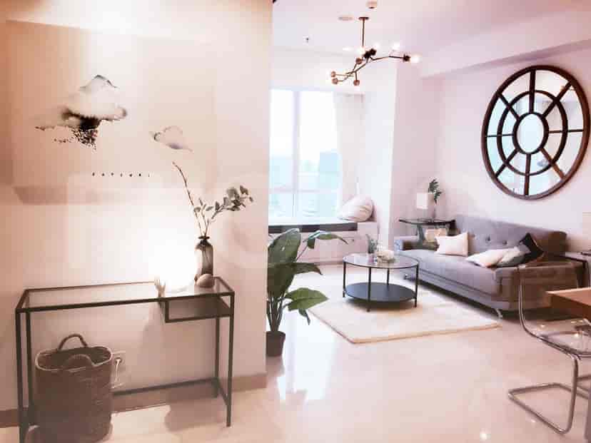 Ruang tamu modern dengan sofa, seni, dan meja kopi.