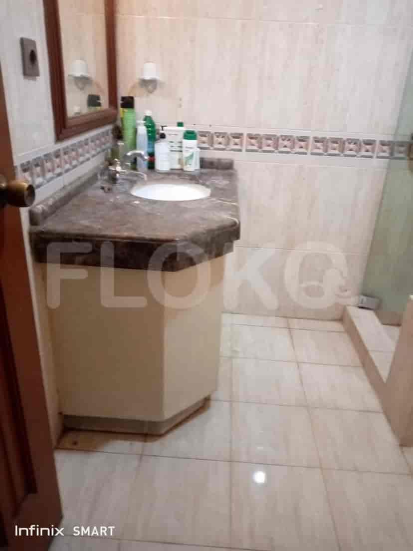 A bathroom with a sink and a mirror.