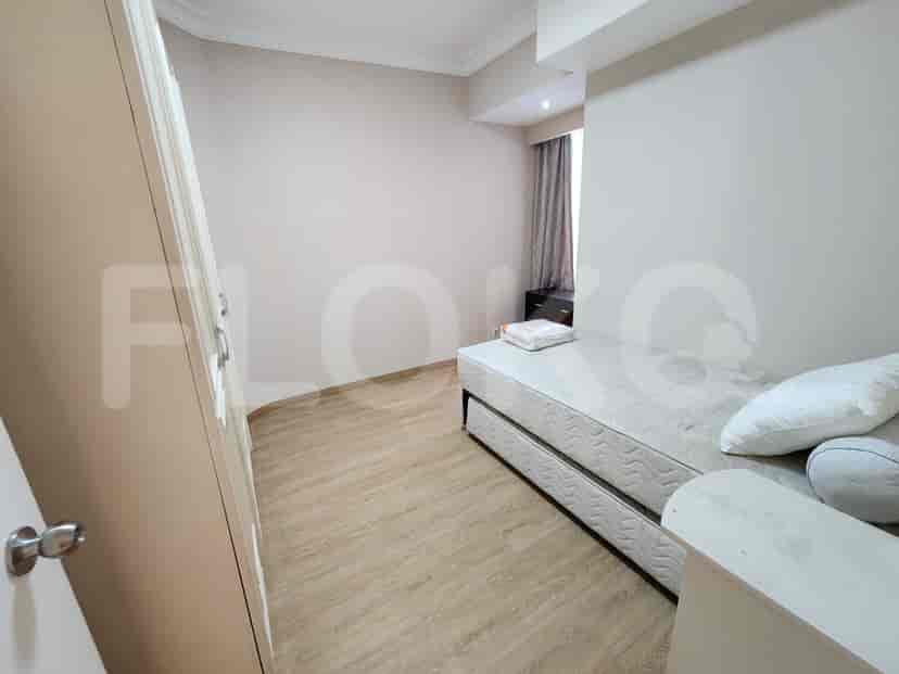 A bedroom with a single bed and a closet.