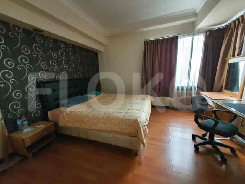 Kamar tidur dengan tempat tidur ukuran king, meja, dan jendela besar.