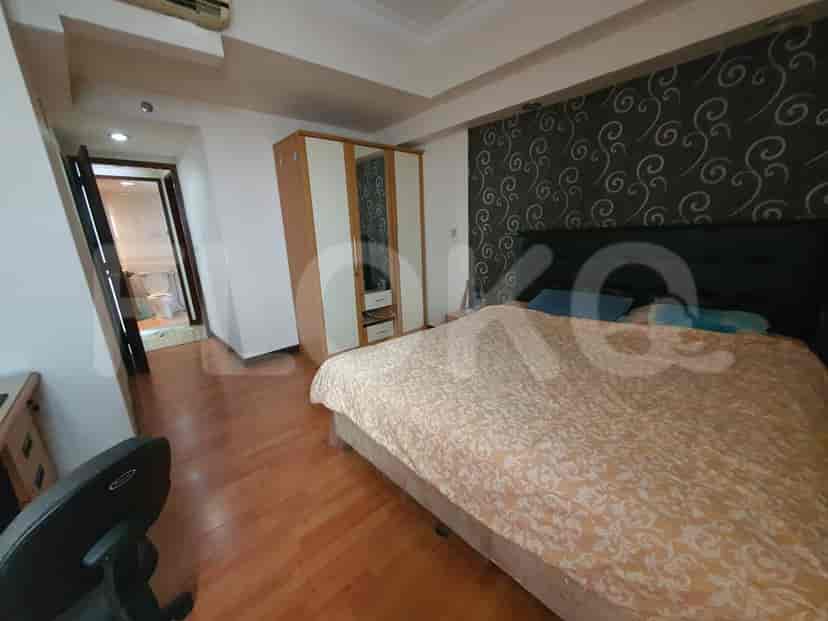 Kamar tidur utama yang menampilkan tempat tidur ukuran king dan pemandangan kamar mandi modern.