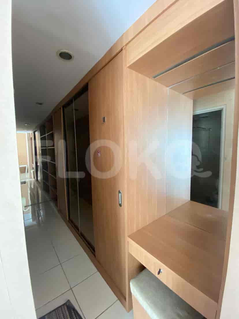 Lorong dengan lemari panjang dan meja rias.