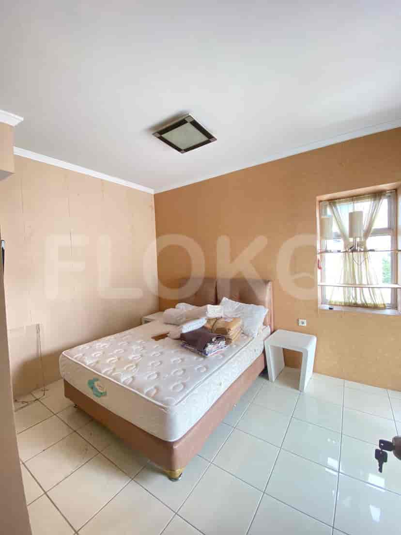 Kamar tidur dengan tempat tidur ganda, meja samping, dan jendela.