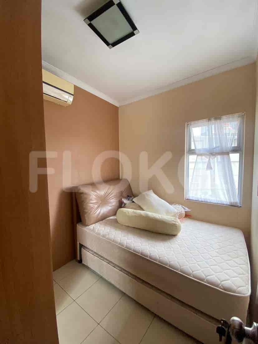 Kamar tidur ringkas dengan tempat tidur dan penyejuk udara.