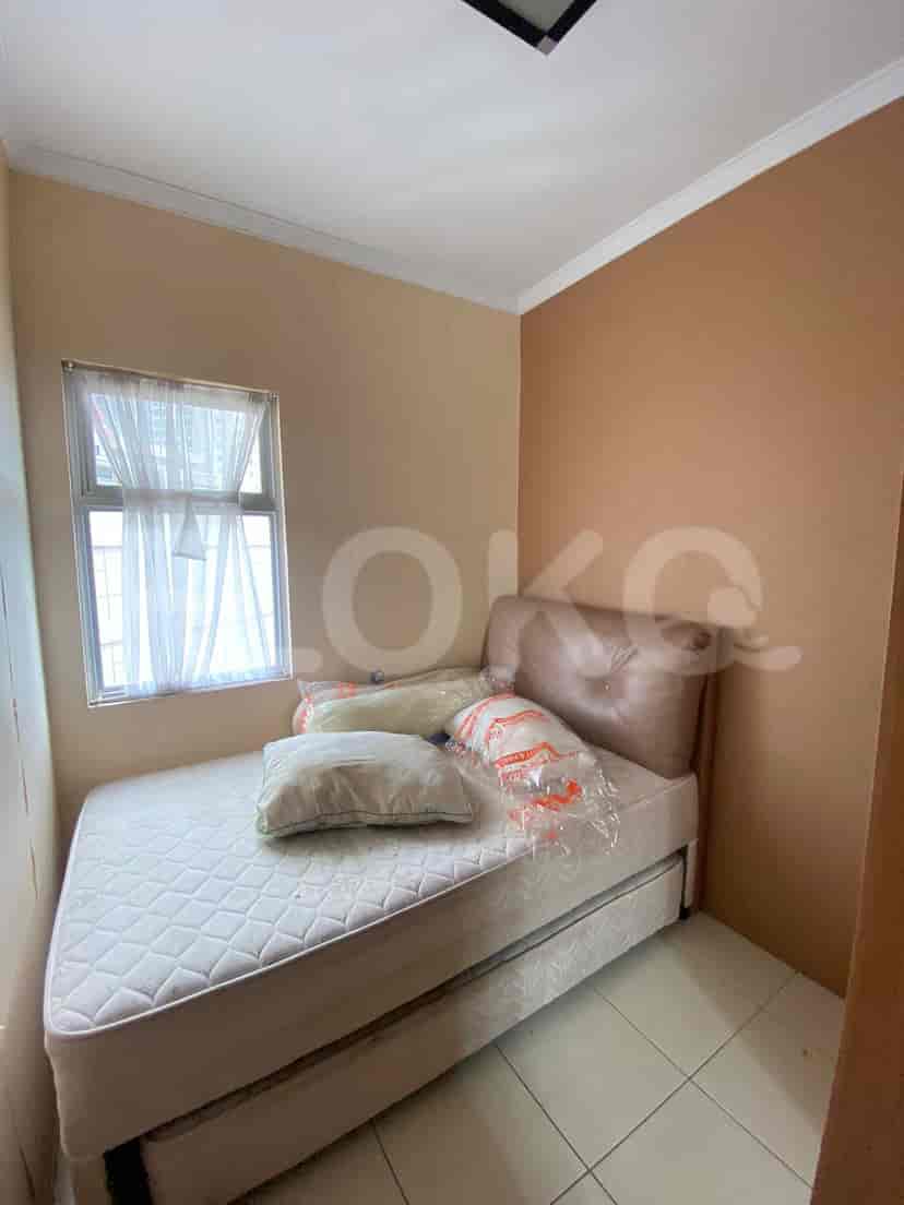 Kamar tidur kecil dengan tempat tidur dan jendela.