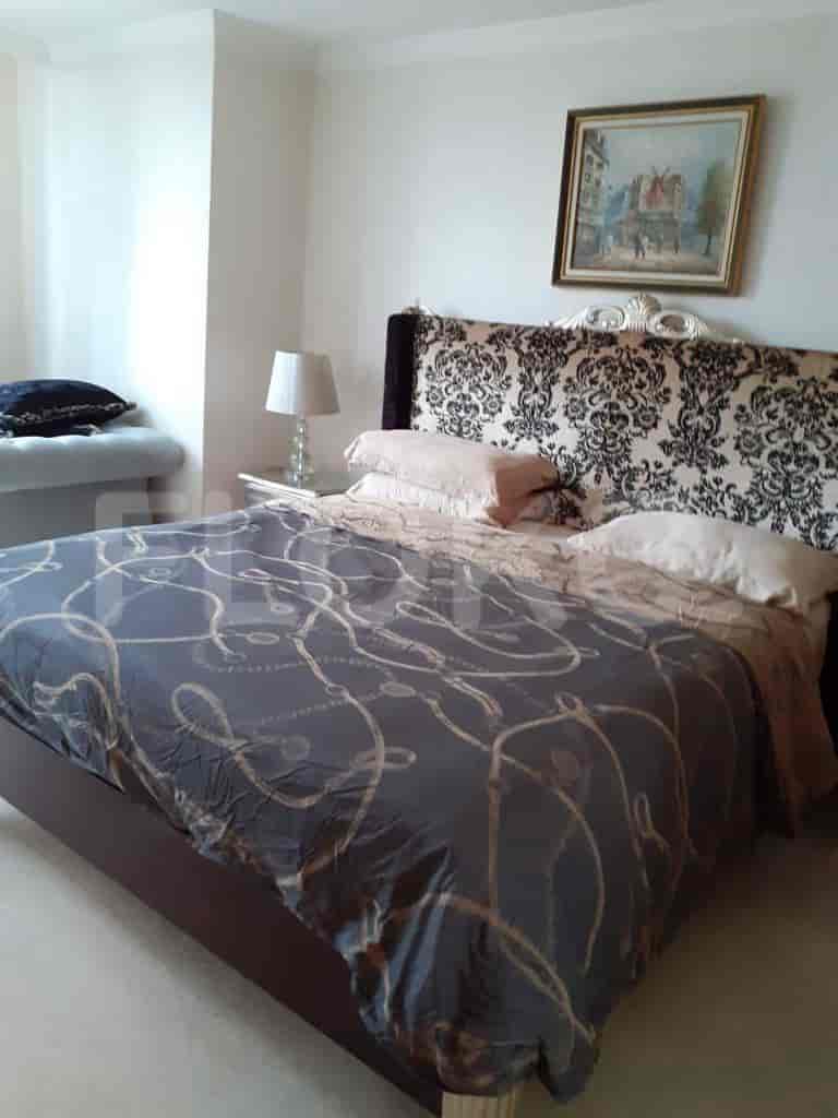 Bedroom with a double bed.