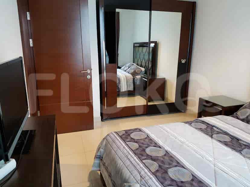Bedroom with a double bed, mirrored closet, and a door.