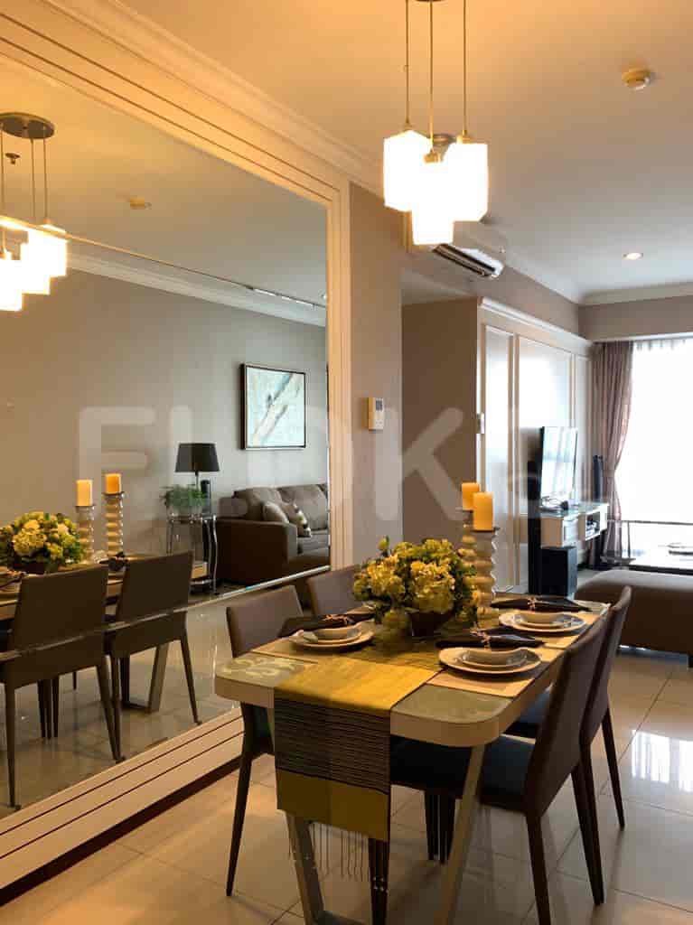 Dapur ringkas yang menampilkan lemari putih, meja granit hitam, dan backsplash ubin mosaik.
