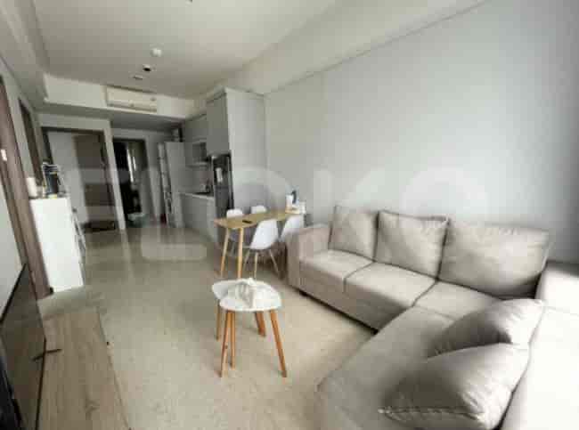 Ruang tamu dan dapur dengan sofa, meja kecil, dan dapur terbuka.