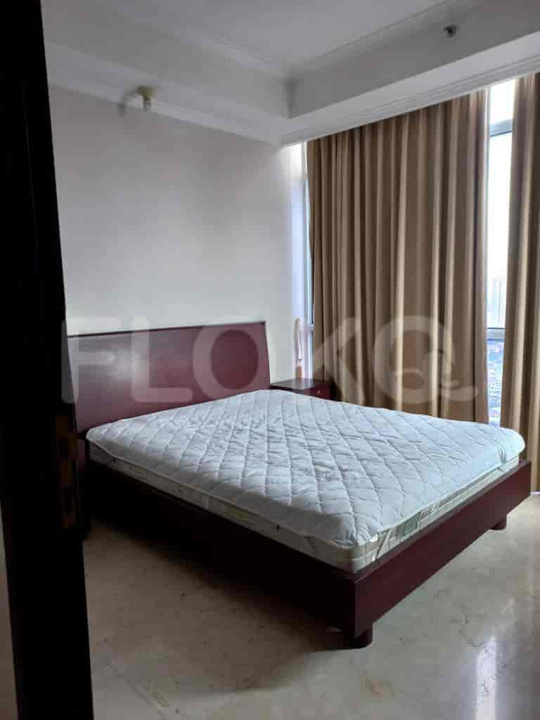 Bedroom with a double bed and curtains.