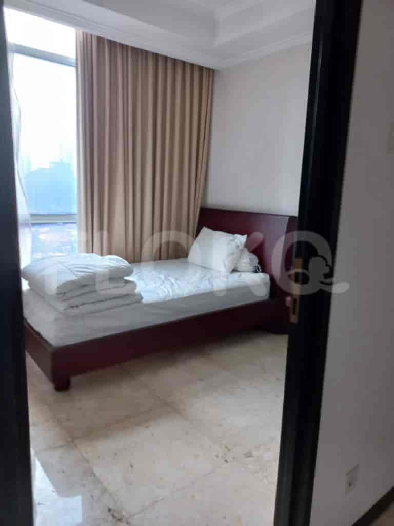 Bedroom with a single bed and white bedding.