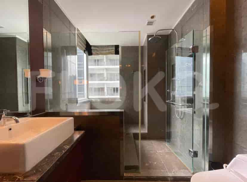 Kamar mandi modern dengan pancuran, bathtub, dan desain kontemporer.