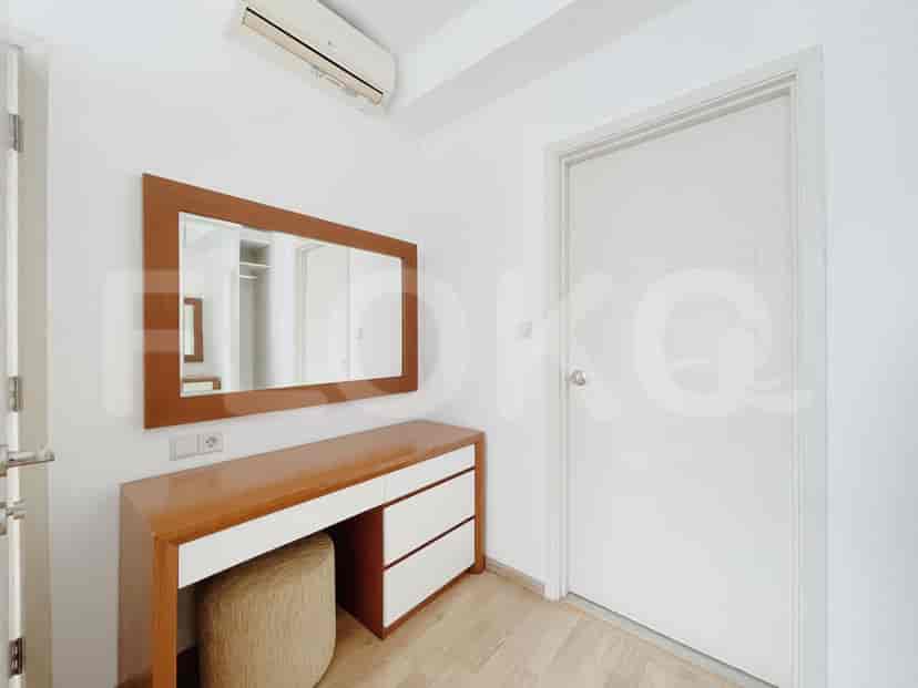 Meja rias kamar tidur dengan cermin dan bangku.