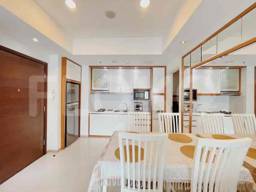 Area makan dengan dapur di latar belakang.