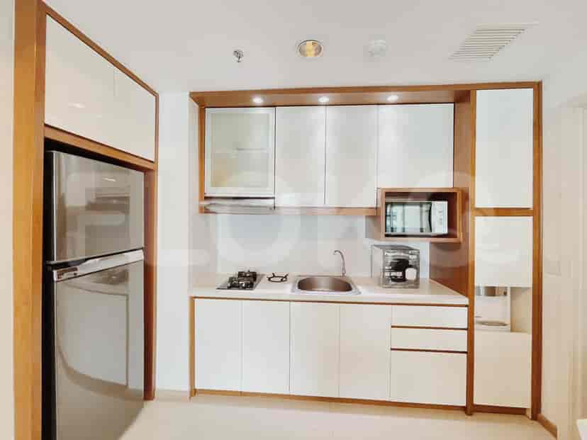 Dapur modern dengan lemari dan peralatan putih.