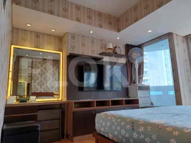 Master bedroom with a bed, a vanity mirror, and a TV.
