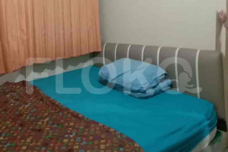 Kamar tidur sederhana dengan tempat tidur dan gorden.