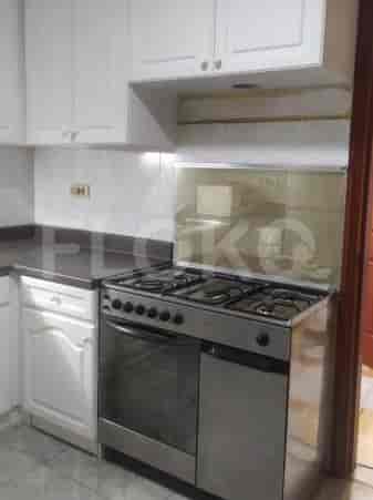 Dapur dengan kompor dan lemari.