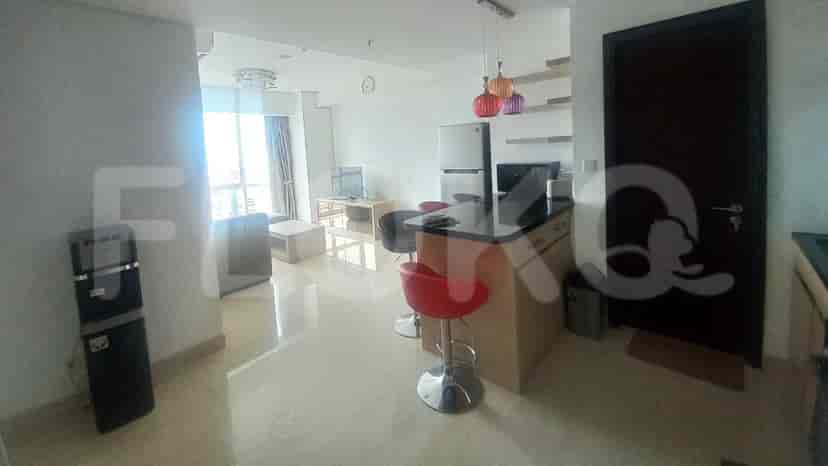 Open-plan living room and kitchen with a breakfast bar.