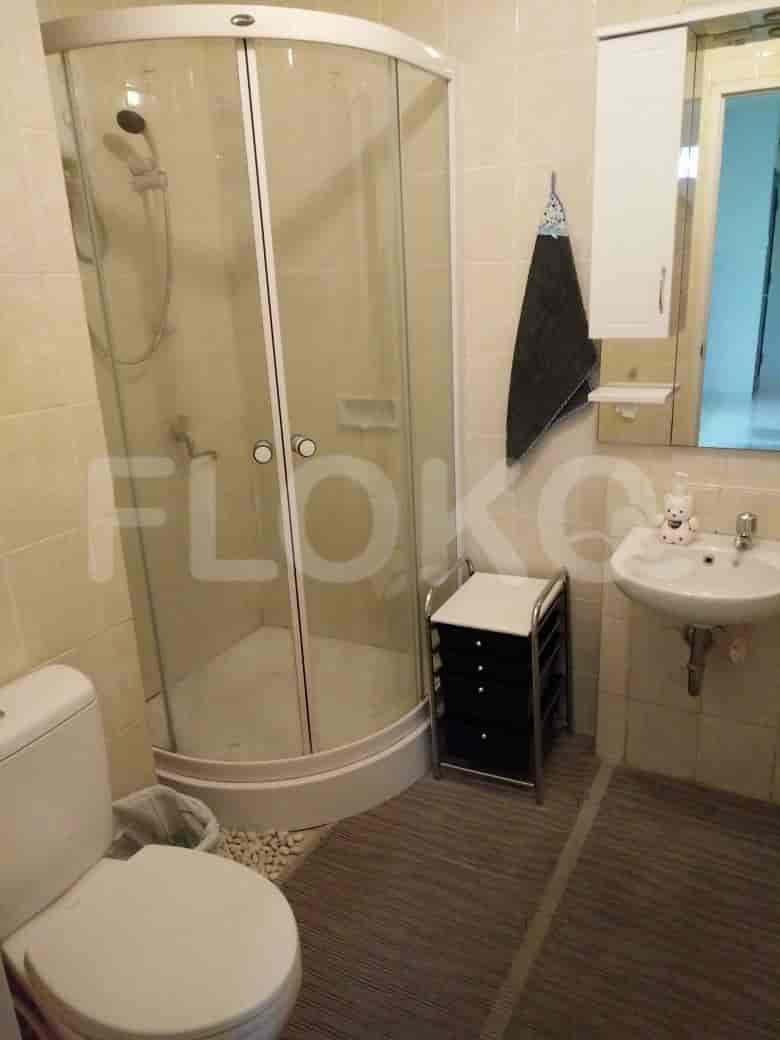 Kamar mandi dengan bilik shower, toilet, dan wastafel.