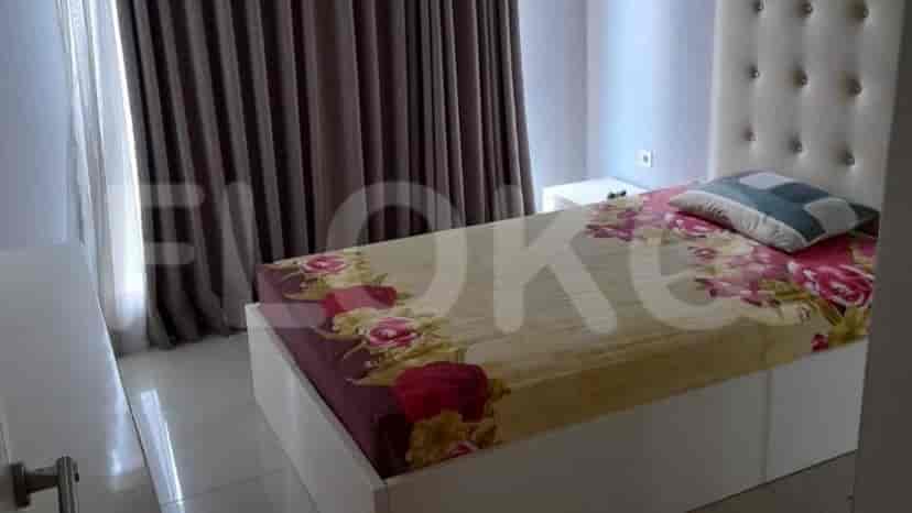 Kamar tidur dengan tempat tidur, dan gorden.