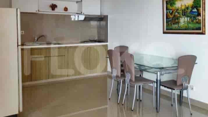 The kitchen includes cabinetry, cooking equipment, and dining table and chairs.
