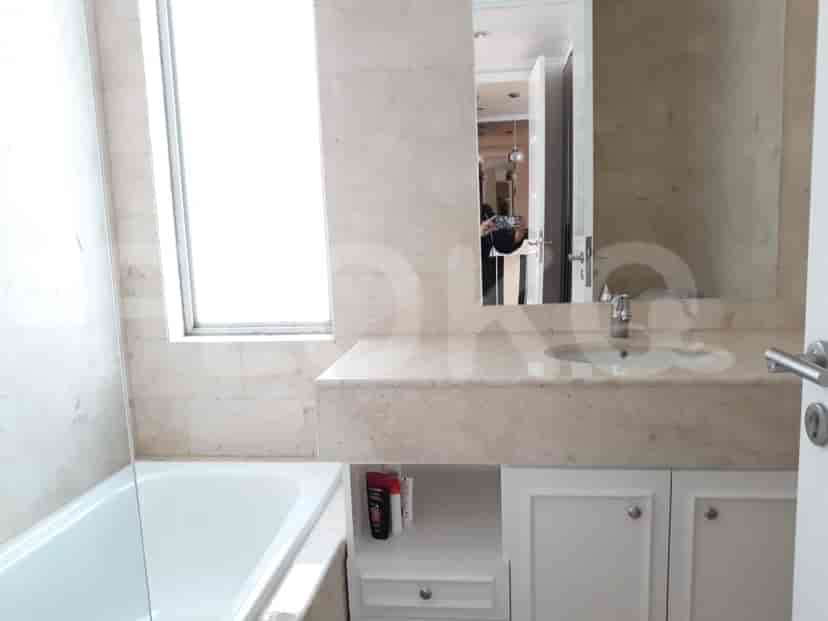 A modern bathroom with a bathtub and marble accents.
