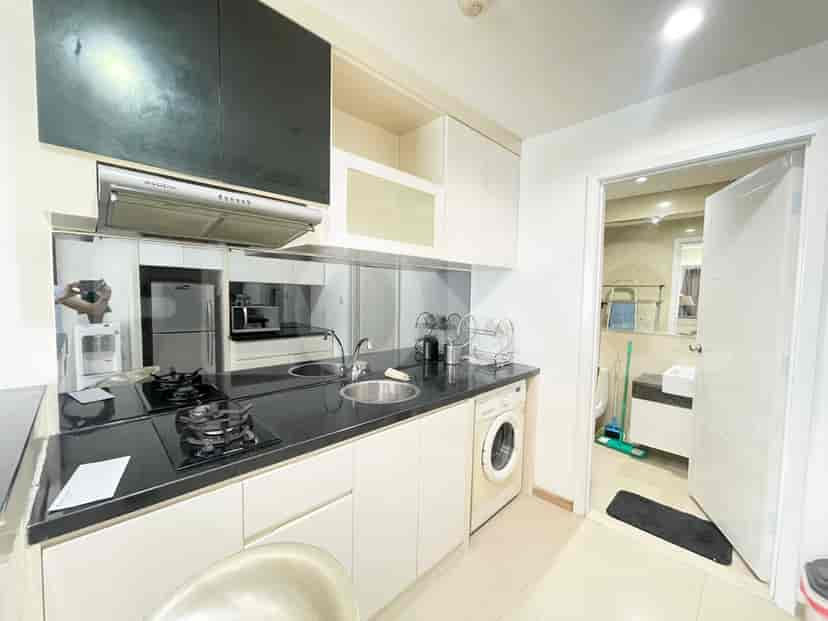 Well-equipped kitchen with modern appliances and a washer.