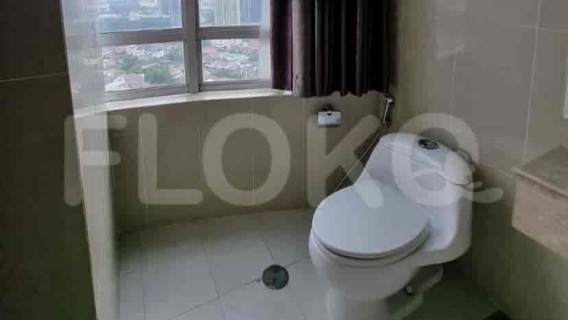 A bathroom with a toilet.
