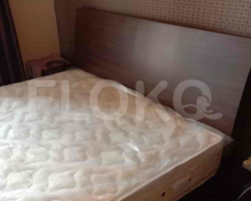 Kamar tidur dengan tempat tidur.