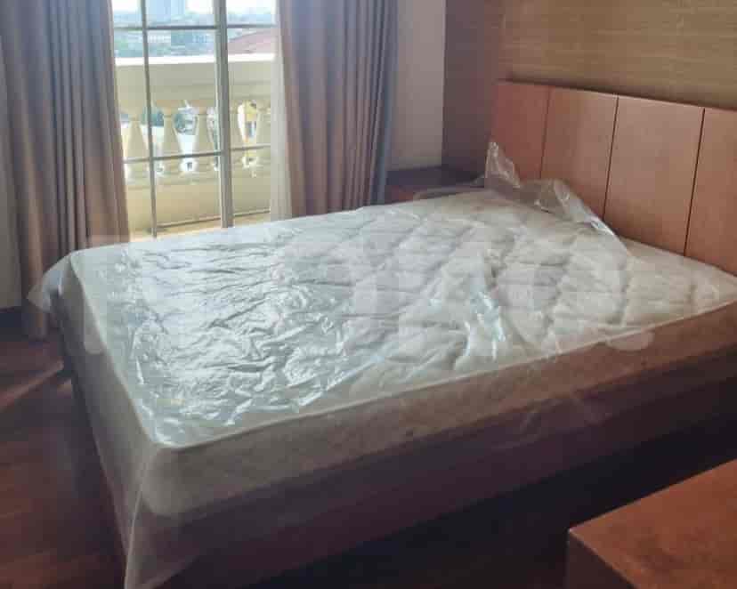 Kamar tidur dengan tempat tidur dan pemandangan.