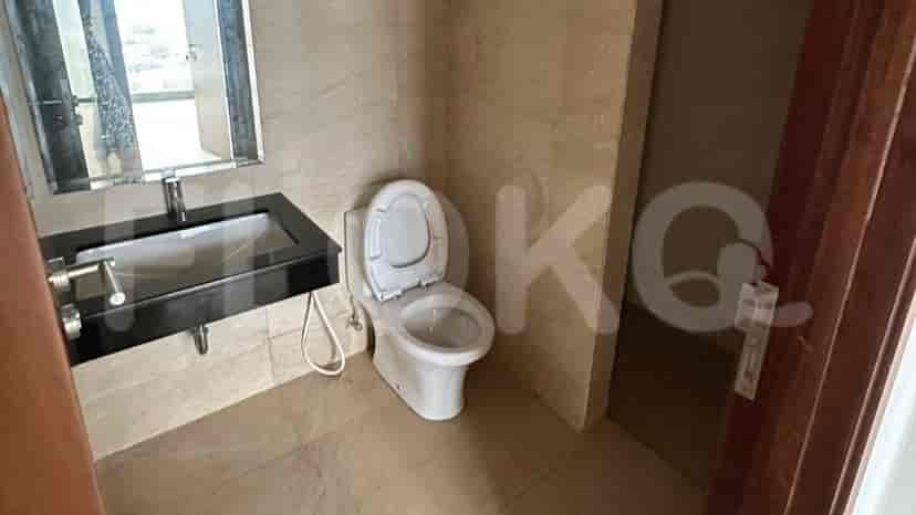 A bathroom with a sink and a toilet.