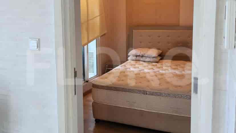 Kamar tidur yang nyaman dengan tempat tidur yang nyaman dengan sandaran kepala yang lembut.