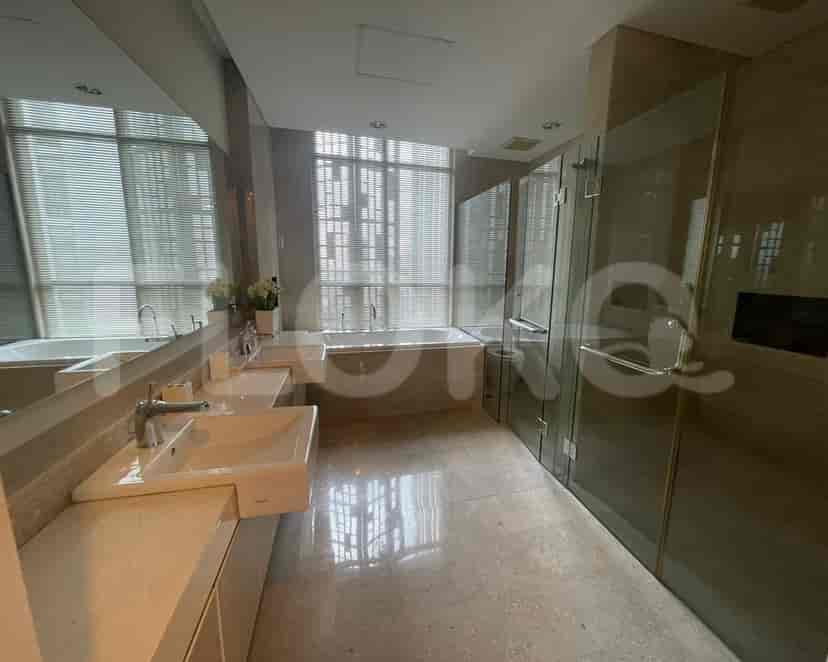 A spacious bathroom with a bathtub, and dual sinks.