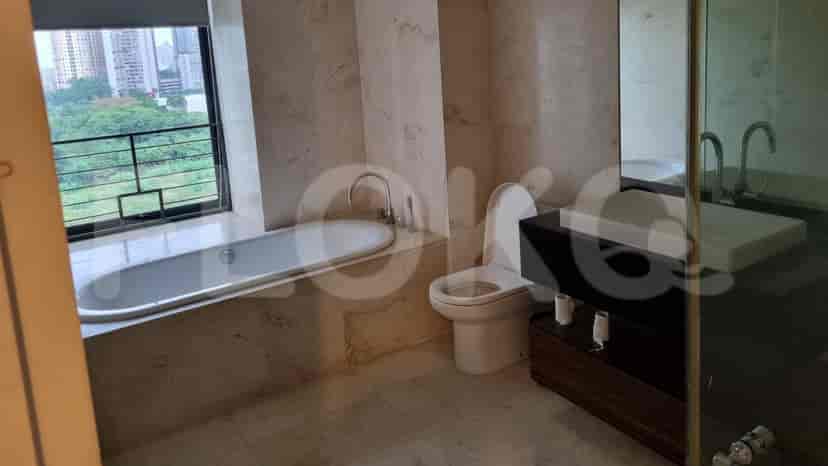 Bathroom with a bathtub, toilet, and sink.