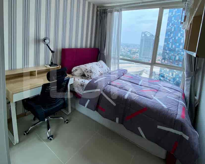 Bedroom with a desk and a double bed next to the window.