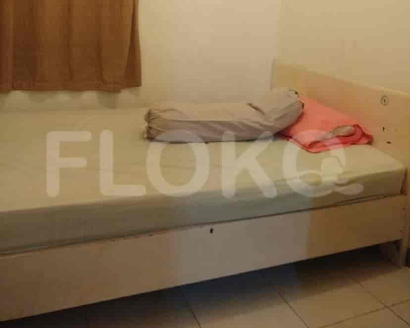 Kamar tidur dengan tempat tidur.