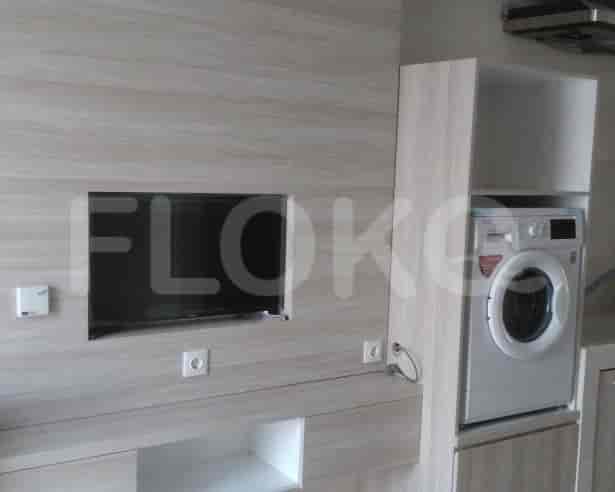 Dapur dengan TV dan mesin cuci.