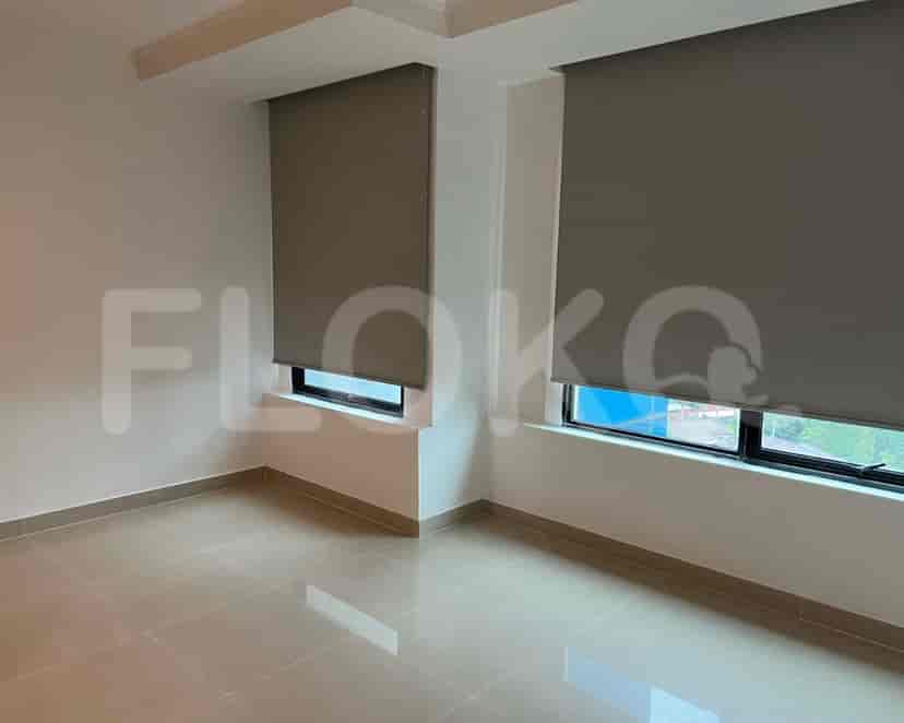 Kamar tidur modern dengan tirai gulung dan desain minimalis yang bersih.