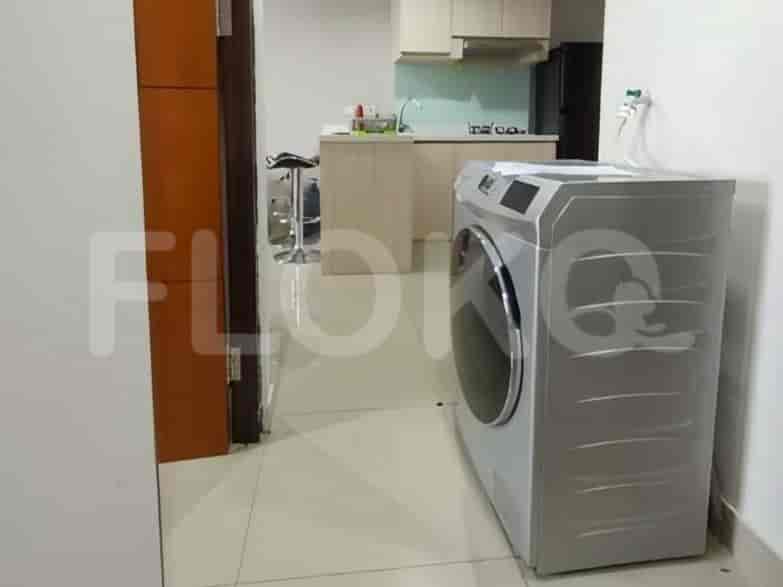 Gambar menunjukkan ruang gabungan dengan dapur kompak dengan mesin cuci.