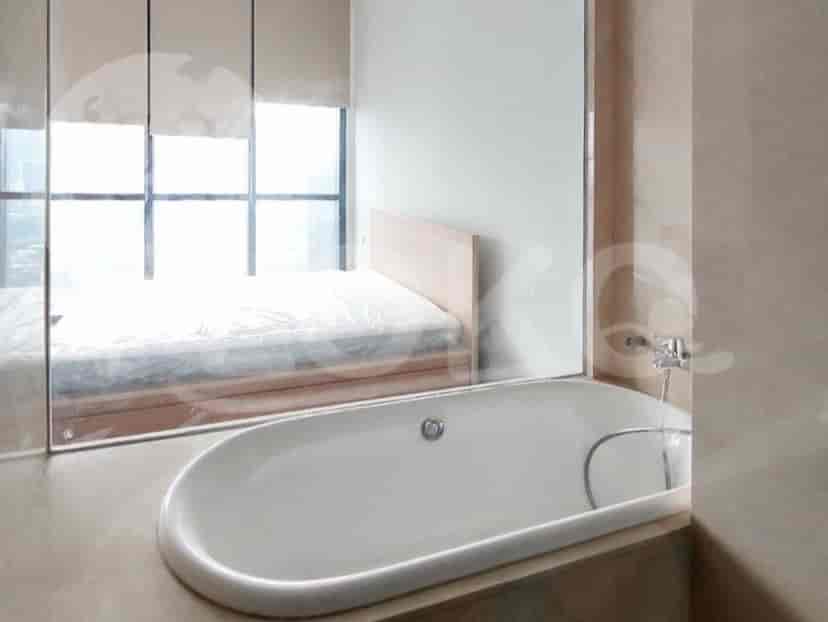 Modern bedroom and bathroom with bathtub.