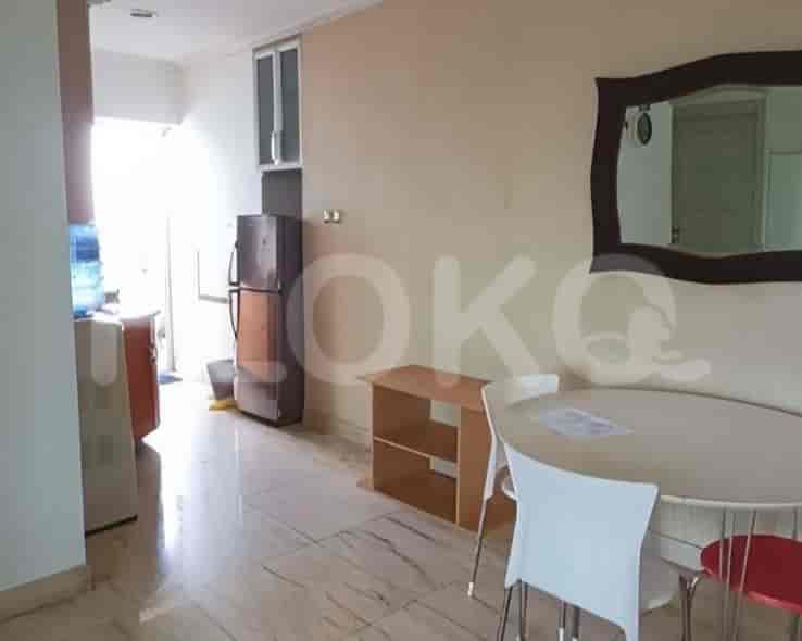 Area pintu masuk dengan meja makan dan pemandangan lorong.