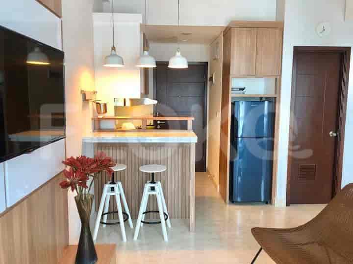 Kitchen with a breakfast bar and modern appliances.