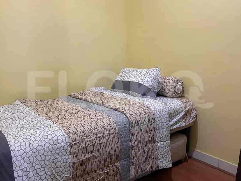 A bedroom with a single bed.