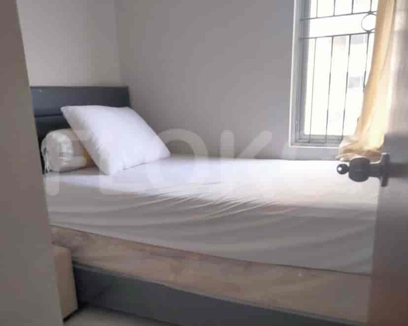 Bedroom with a bed and a window.