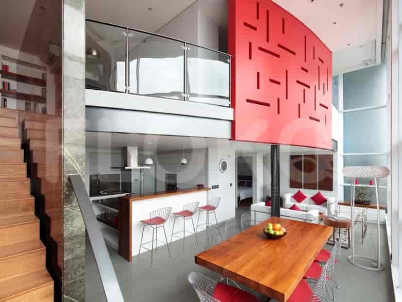 Ruang terbuka mewah dengan dapur, ruang makan, dan mezzanine.