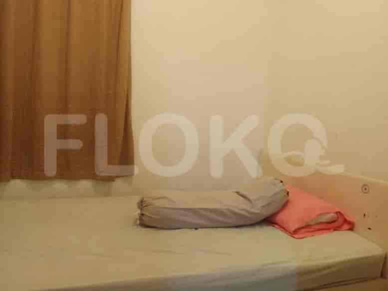 Bedroom with a single bed and pillow.